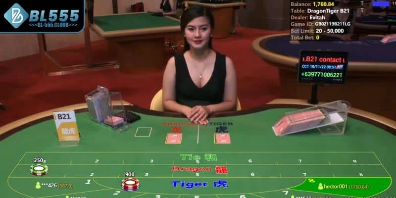 Quan sát cụ thể cách chia bài 